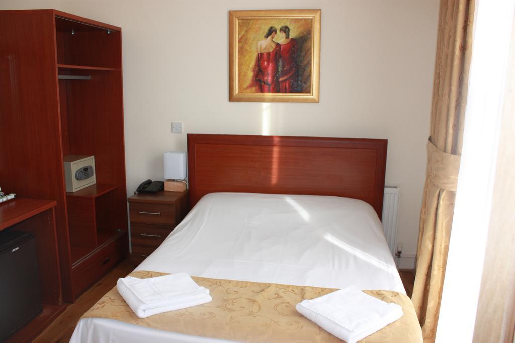 Corner House Hotel London Room photo
